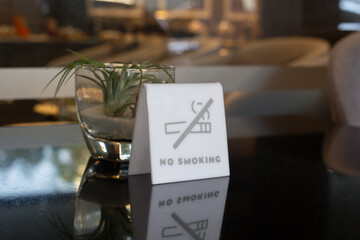 A sign on a table that says no smoking