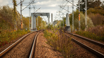 Torowisko, most kolejowy, transport kolejowy. 