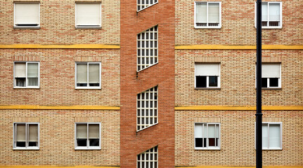 líneas amarillas contrastan con las ventanas diagonales