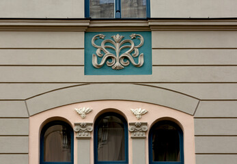 decoración floral en el edifico de tonos pastel
