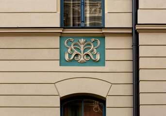 flor blanca solitaria sobre fondo azul