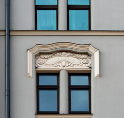 Fototapeta premium motivo simétrico enmarcado en la ventana