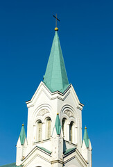 Fototapeta premium torre de la iglesia con puntas en tono verdoso