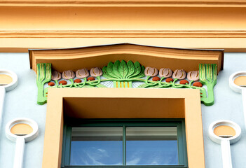 flora colorista en el edificio anaranjado