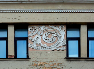 peculiar símbolo decorativo en lo alto del edifiico 