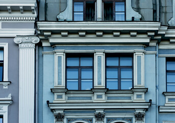 fachada del edificio en tonalidades azules