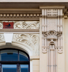 fachada art noveau con pájaro negro sobre fondo rojo