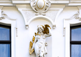 dama blanca con rama floral dorada
