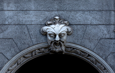 cara flora sonriente sobre el arco