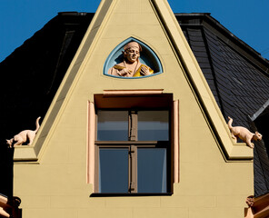 fachada con escribano y dos gatos