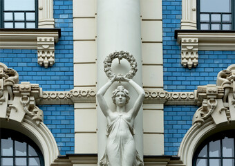 figura femenina sujetando corona de flores