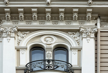 lujoso edificio con decoración art noveau