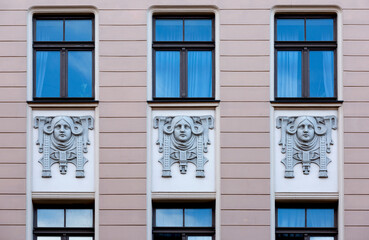 trio de personajes femeninos bajo las ventanas azules