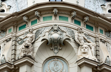 espléndida fachada art noveau con multitud de personajes