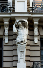 cariátide masculina decora la fachada