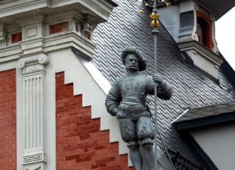 soldado clásico portando lanza con motivos dorados