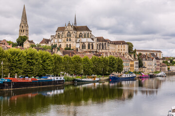 Les quais de l' Yonne dans la ville d' Auxerre