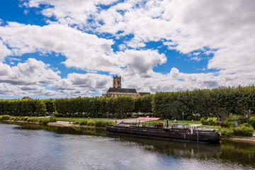 Les quais de l' Yonne dans la ville d' Auxerre