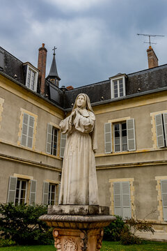 Statue de Sainte Bernadette Soubirous dans le Couvent de Saint-Gildard de la ville de Nevers