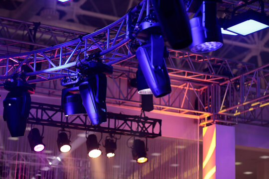 lighting truss structures and stage light fixtures