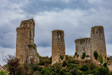 Le Château du village de Hérisson