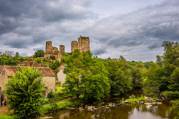 Le Château du village de Hérisson