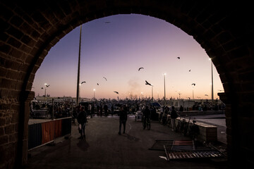 Bogen am Eingang zum Hafen in Essaouira, Marokko bei Abendstimmung.