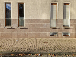 Rollladen und Gitter vor dem Fenster