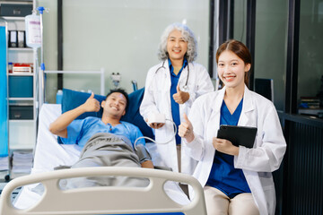 Obraz premium Hospital Ward Male and Male Professional Asian Doctors Talk with a Patient, Give Health Care Advice,