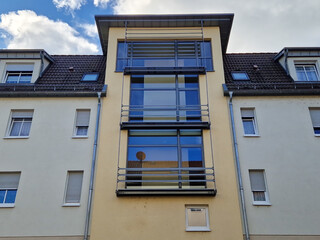 Obraz premium Schutzgitter vor dem Fenster Balkon