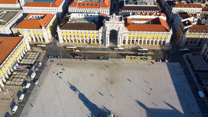 Uma imagem ic&oacute;nica do Terreiro do Pa&ccedil;o (tamb&eacute;m conhecido como Pra&ccedil;a do Com&eacute;rcio), situada na Baixa Pombalina, em Lisboa. A ampla pra&ccedil;a est&aacute; rodeada por majestosos edif&iacute;cios de cor amarela com arcadas 