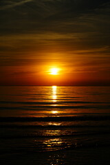 Fototapeta premium Atardecer dorado sobre el horizonte del mar. Concepto de serenidad, meditación mindfulness y fin del día en un paraíso costero.