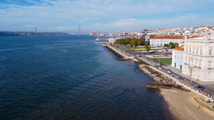 Uma imagem ic&oacute;nica do Terreiro do Pa&ccedil;o (tamb&eacute;m conhecido como Pra&ccedil;a do Com&eacute;rcio), situada na Baixa Pombalina, em Lisboa. A ampla pra&ccedil;a est&aacute; rodeada por majestosos edif&iacute;cios de cor amarela com arcadas 