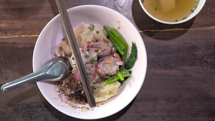 Dried noodles in a pink bowl on the table ready to eat