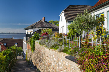 Mitteltreppe Hamburg Blankenese sonnig entzerrt