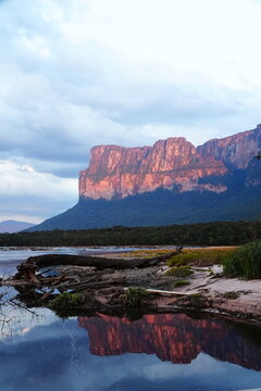 Tepuy en canaima y la gran sabana vista desde isla orqu&iacute;dea mientras el atardecer pinta las monta&ntilde;as. se aprecia el rio carrao 
