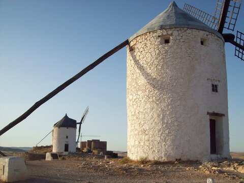 Molino de viento en primer termino
