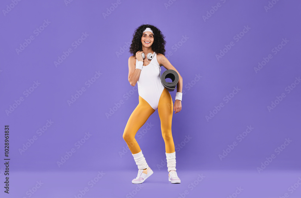 Poster Woman with headphones and fitness mat on purple background