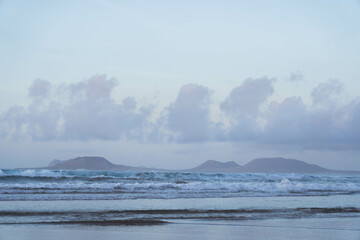 La Isla de Lobos en el atardecer desde Famara (Lanzarote, Canarias)