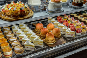 ショーケースに並ぶケーキ、ケーキ屋、パティスリー