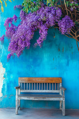 Blaue Wand mit Bougainvillea