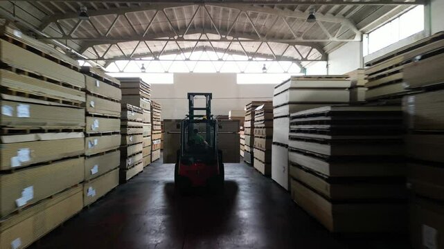 drone, movimentazione con muletto in deposito legname