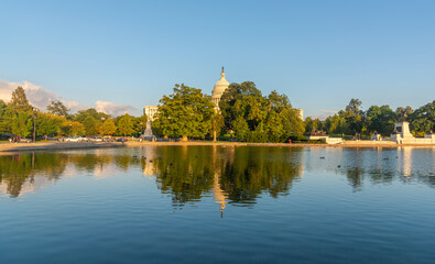 Fototapeta premium United States Capitol reflected on the water at sunset