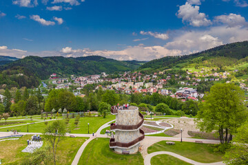Wieża widokowa w Muszynie widziana z lotu ptaka.