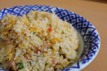 テーブルの上のチャーハン
