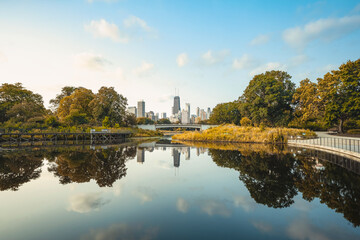 Obraz premium the reflected lincoln park and skyline of chicago