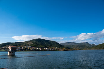 Obraz premium a lake with a bridge and mountains in the background .Nagore, Arce Valley, navarra