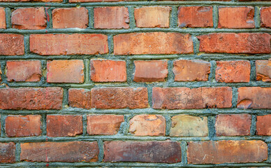 Parede de tijolo laranja que pode ser usada como um fundo texturizado e espaço para texto.