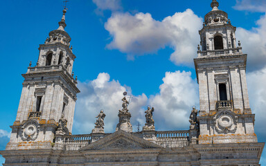 Detalle y primer plano de los campanarios de la catedral de Lugo, España. Con cielo editado