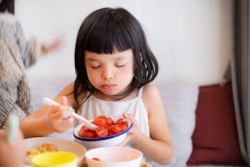 トマトを食べる女の子
